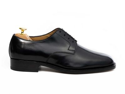 Derby nera in pelle lucida con forma in legno, vista laterale